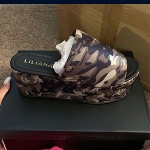 Camo slides platform